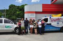 Foto com a equipe da rádio que entrevistou a Ana em um posto de San Pedro Sula, em Honduras